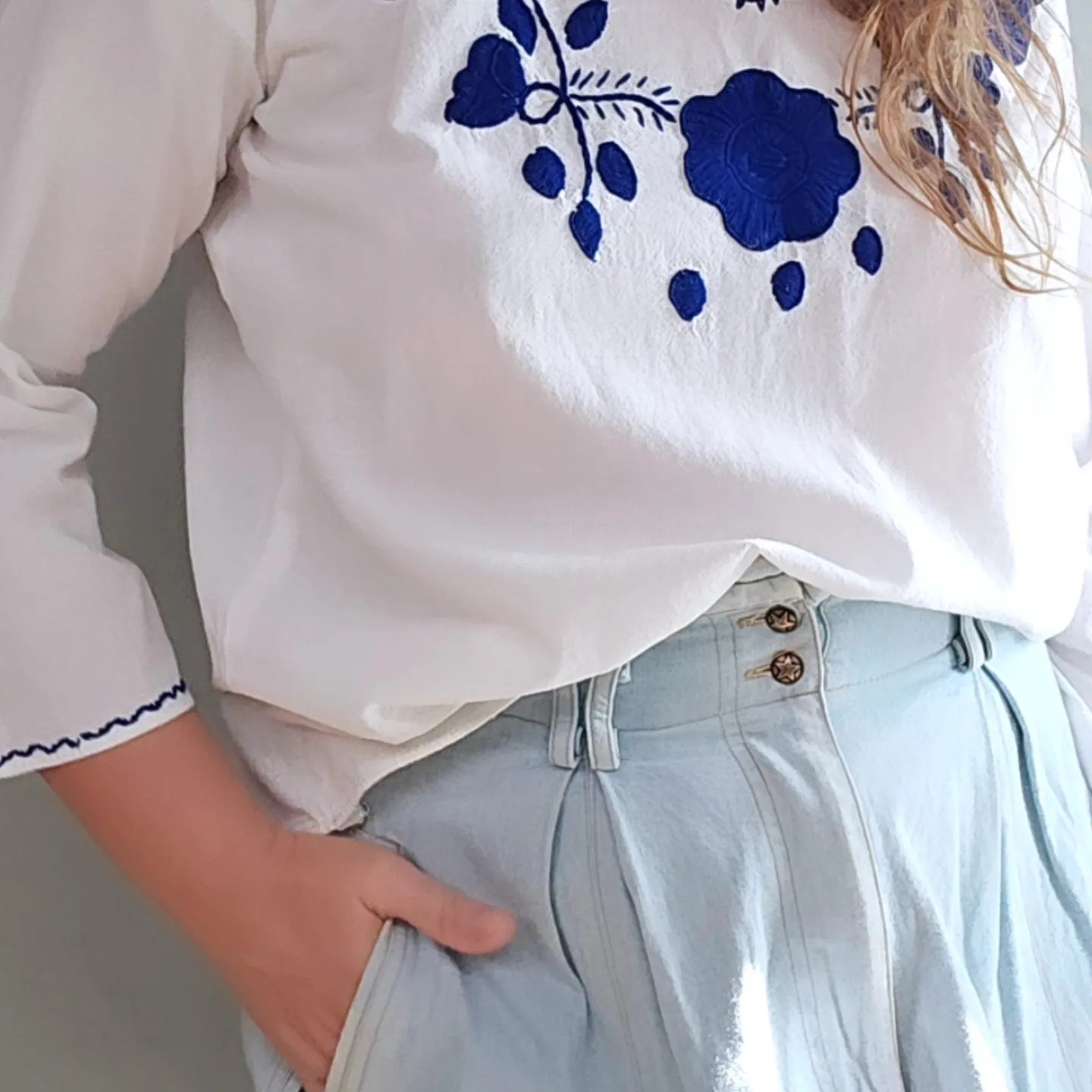 BLUE EMBROIDERED WHOTE COTTON BLOUSE