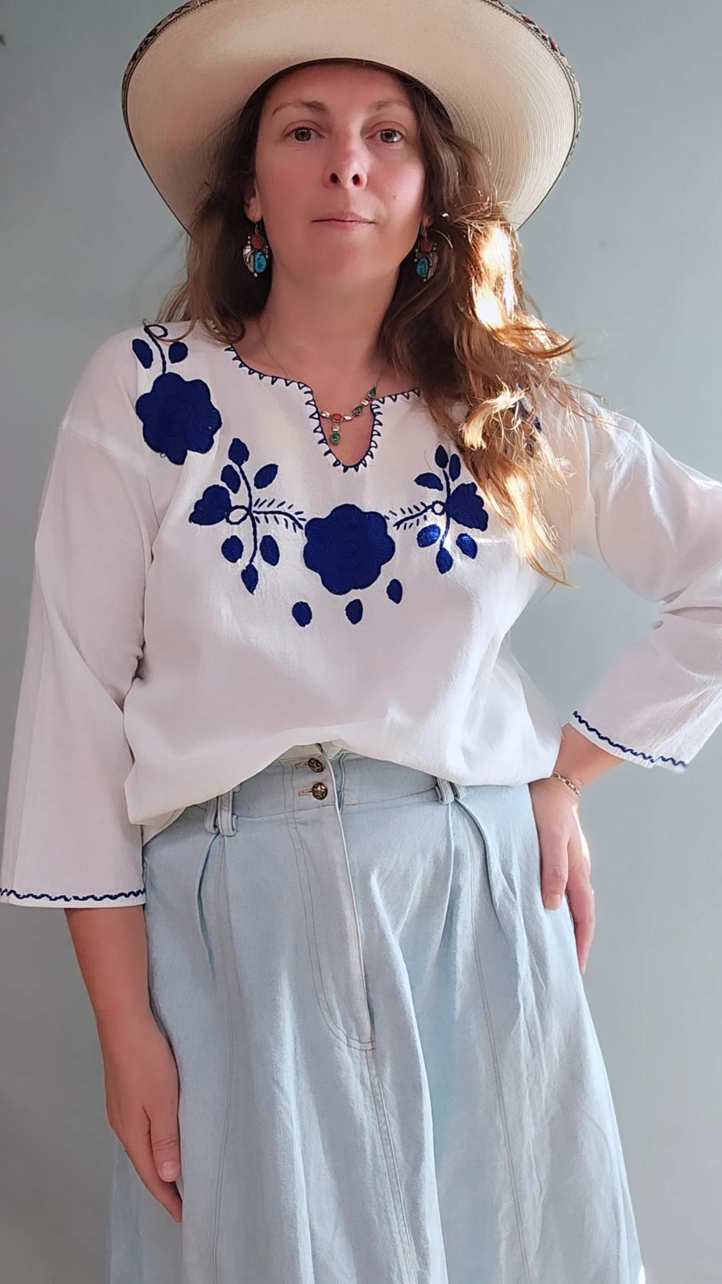 BLUE EMBROIDERED WHOTE COTTON BLOUSE