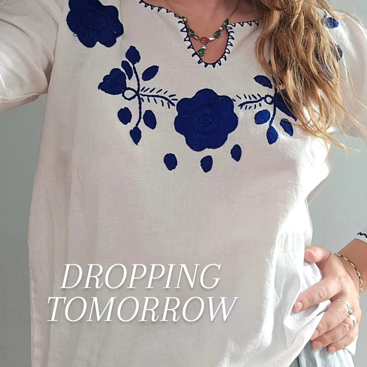 BLUE EMBROIDERED WHOTE COTTON BLOUSE